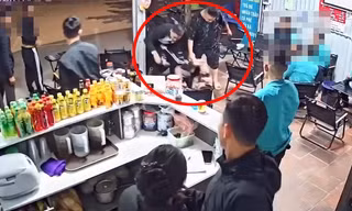 Một thanh niên bị nhóm người dùng dao tấn công ở hàng ăn uống trong bến xe Giáp Bát