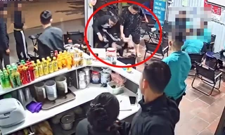 Một thanh niên bị nhóm người dùng dao tấn công ở hàng ăn uống trong bến xe Giáp Bát