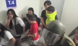 Cháy tầng 12 chung cư, hàng chục người dân hoảng loạn tháo chạy