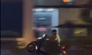 Khởi tố nhóm 'quái xế' bốc đầu xe máy ở Hà Nội