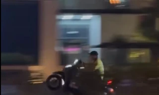 Khởi tố nhóm 'quái xế' bốc đầu xe máy ở Hà Nội