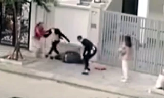 Nhân chứng kể lại diễn biến vụ người đàn ông bị hai thanh niên đánh dã man ở Hà Nội