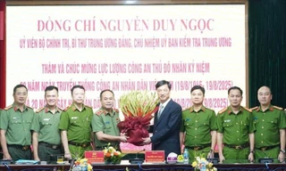 Chủ nhiệm Ủy ban Kiểm tra Trung ương Nguyễn Duy Ngọc thăm và chúc mừng Công an Thủ đô