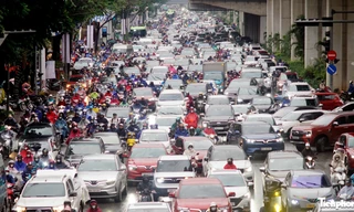 Sáng đầu tuần mưa rét, người Hà Nội 'chôn chân' trên nhiều tuyến đường