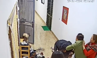 Hà Nội: Người phụ nữ bị gia đình hàng xóm đánh tới tấp giữa hành lang chung cư