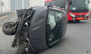 Hà Nội: Tài xế taxi buồn ngủ đâm đổ rào chắn phân làn, ô tô lật nghiêng