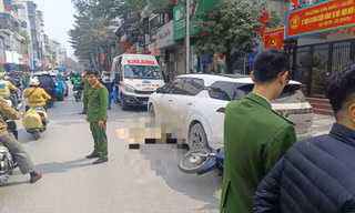 Hà Nội: Người dân cùng nhau nâng ô tô đưa một phụ nữ mắc kẹt dưới gầm xe ra ngoài