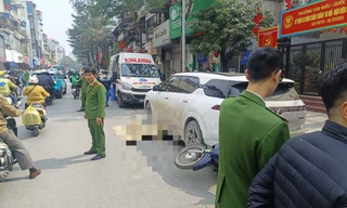 Hà Nội: Người dân cùng nhau nâng ô tô đưa một phụ nữ mắc kẹt dưới gầm xe ra ngoài