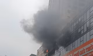 Hà Nội: Cháy chung cư phố Vương Thừa Vũ, người dân tháo chạy từ tầng 19