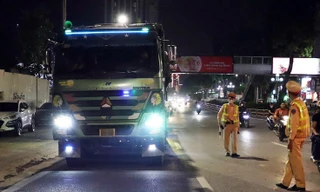 Hà Nội xử lý hàng chục xe quá tải trong một đêm