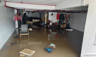 Người dân Hà Nội tất bật dọn dẹp cửa hàng, bơm nước khỏi hầm ngập