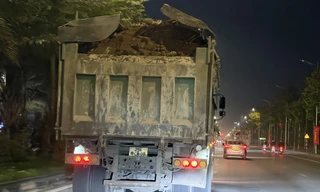 Hà Nội: Xe 'HOWO' che biển số, chở đất 'có ngọn' chạy nườm nượp trên đường