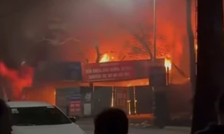 Cửa hàng sửa xe ở Hà Nội bốc cháy ngùn ngụt trong đêm