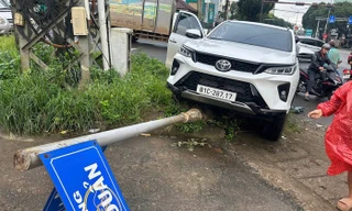 Chiếc xe mất lái tông vào trụ biển báo bên đường
