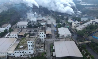 Những khu nhà máy xả khói trắng, phủ mờ khu vực xung quanh