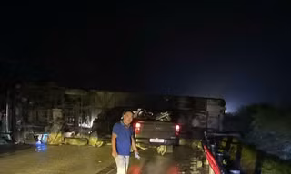 Xe khách lật trên cao tốc Nội Bài - Lào Cai, 5 người bị thương