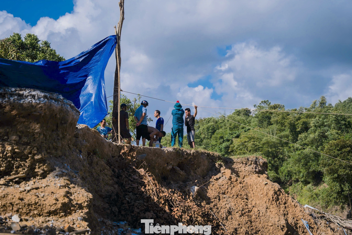 Trước đó, Phòng Cảnh sát Phòng cháy chữa cháy và Cứu nạn cứu hộ, Công an tỉnh Nghệ An đã thiết lập đường dây cáp để vận chuyển nhu yếu phẩm cho hơn 1.400 hộ dân thuộc 3 bản bị cô lập ở xã Yên Hòa. Dây cáp này cũng được sử dụng để đưa các học sinh và giáo viên qua suối đến trường.
