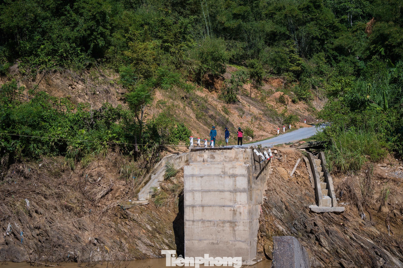 Lãnh đạo xã Yên Hoà cho biết, xã đang triển khai làm cầu tạm để người dân đi lại. Về lâu dài, xã đã đề xuất xây dựng cầu cứng để đảm bảo an toàn. 