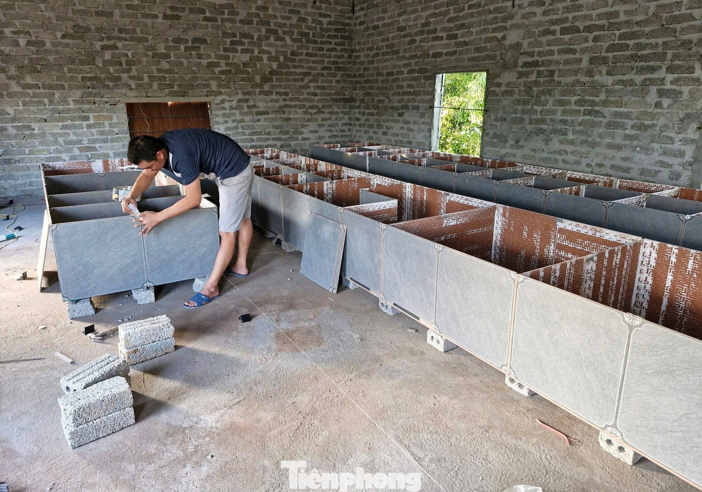 Бамбукову клітку для щурів пан Чуонг виготовив з керамічної плитки, її дизайн був закритим та чистим. tp-6.jpg