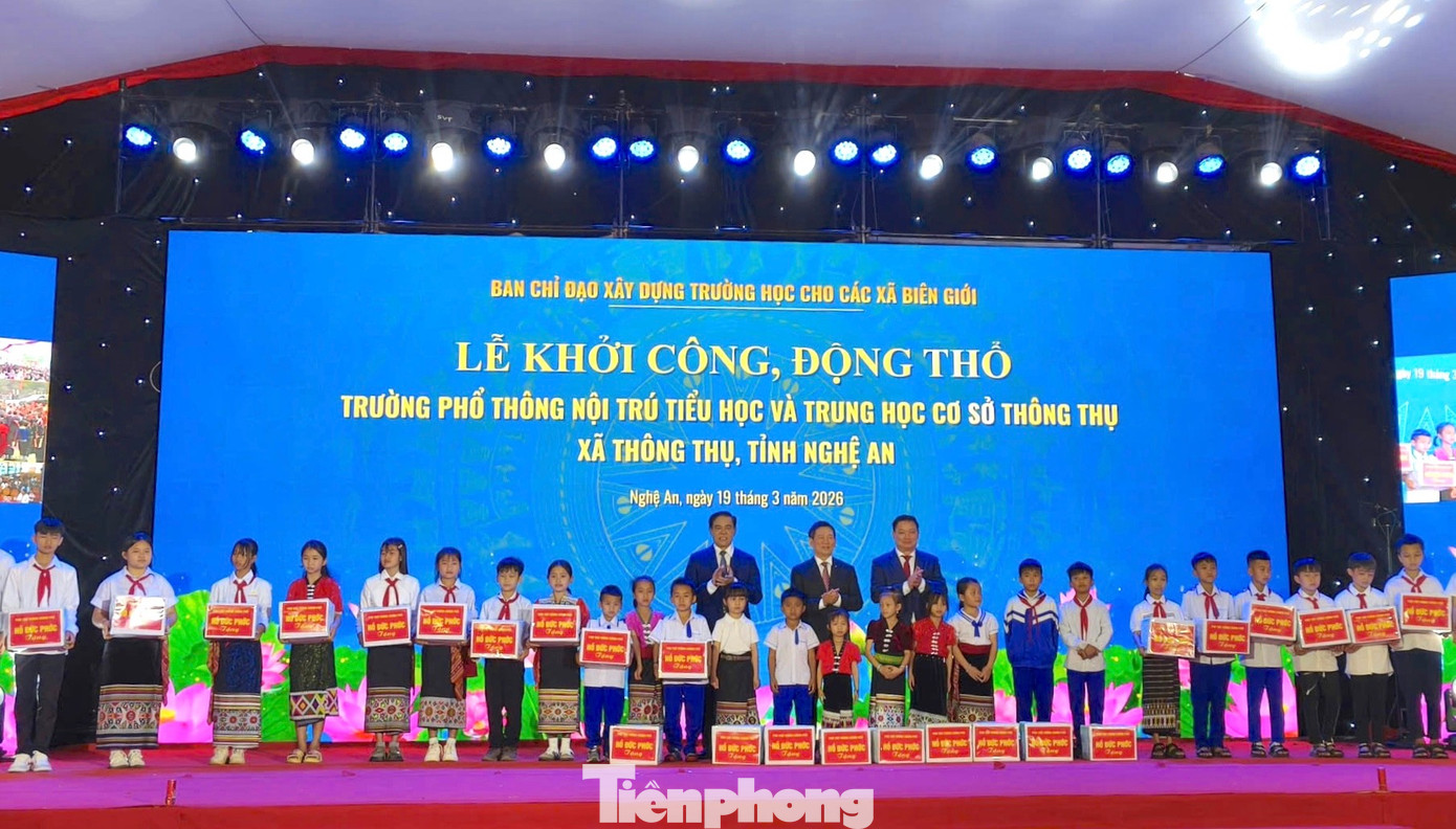 Phó Thủ tướng Chính phủ Hồ Đức Phớc và các đồng chí lãnh đạo tỉnh Nghệ An trao quà cho 30 em học sinh có hoàn cảnh khó khăn, vươn lên trong học tập trên địa bàn xã Thông Thụ.