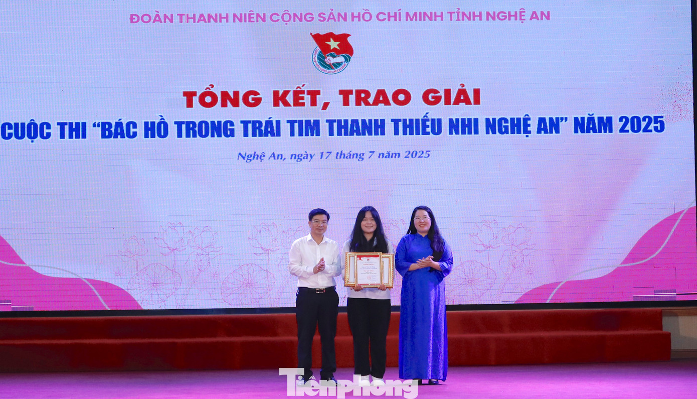 Ban tổ chức trao giải Nhất cho tác giả đạt giải cuộc thi viết “Quê hương trong trái tim Người". tp-8.jpg