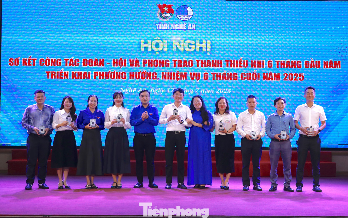 Thường trực Tỉnh Đoàn Nghệ An tặng quà cho các ủy viên ban chấp hành Tỉnh Đoàn chuyển công tác trong 6 tháng đầu năm 2025. tp-kkk.jpg
