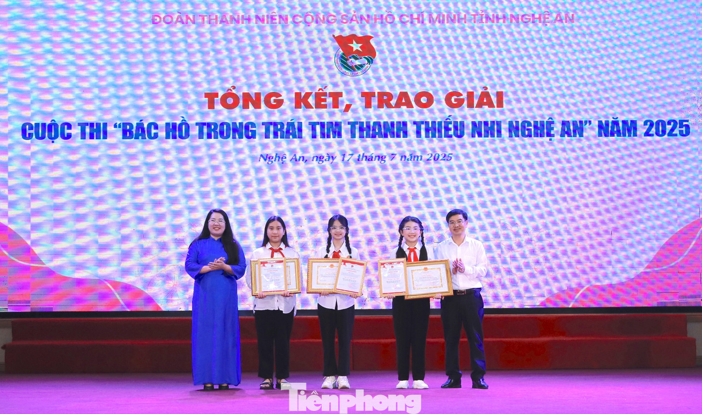 Nhận dịp này, Ban tổ chức cũng đã tổng kết, trao giải cuộc thi "Bác Hồ trong trái tim thanh thiếu nhi Nghệ An năm 2025" cho các tác giả, tác phẩm đạt giải. Trong ảnh, trao giải Đặc biệt cho các thí sinh. tp-12.jpg
