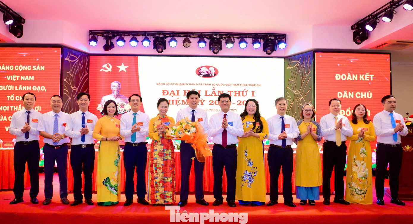 Lãnh đạo tỉnh Nghệ An tặng hoa chúc mừng Ban Chấp hành Đảng bộ Cơ quan Ủy ban MTTQ Việt Nam tỉnh Nghệ An, nhiệm kỳ 2025-2030. tp-kka.jpg