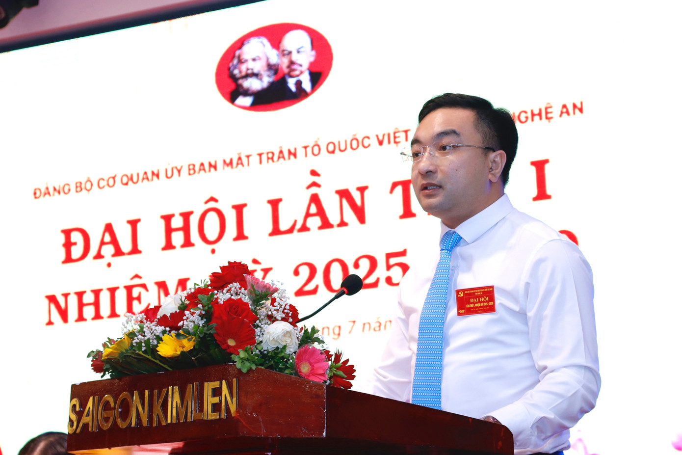 Đại biểu Hồ Phúc Hải - Phó Bí thư Chi bộ Ban Công tác Đoàn, thanh thiếu nhi trình bày tham luận tại Đại hội. 7-1368.jpg