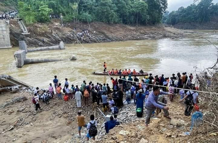 Từ sáng sớm, người dân đã đưa con tới điểm tập kết bên suối Huổi Nguyên chờ lực lượng hỗ trợ đưa qua suối để tới trường.