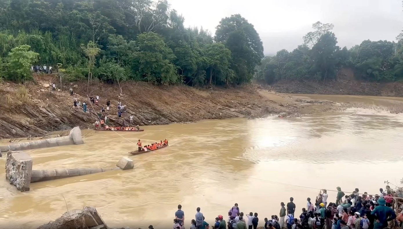 Ngày 7/10, ông Đậu Đức Truyền - Chủ tịch UBND xã Yên Hòa (Nghệ An ) cho biết, chính quyền xã đã phối hợp với lực lượng công an, quân sự dùng thuyền đưa hơn 200 học sinh và giáo viên vượt suối đến trường an toàn.
