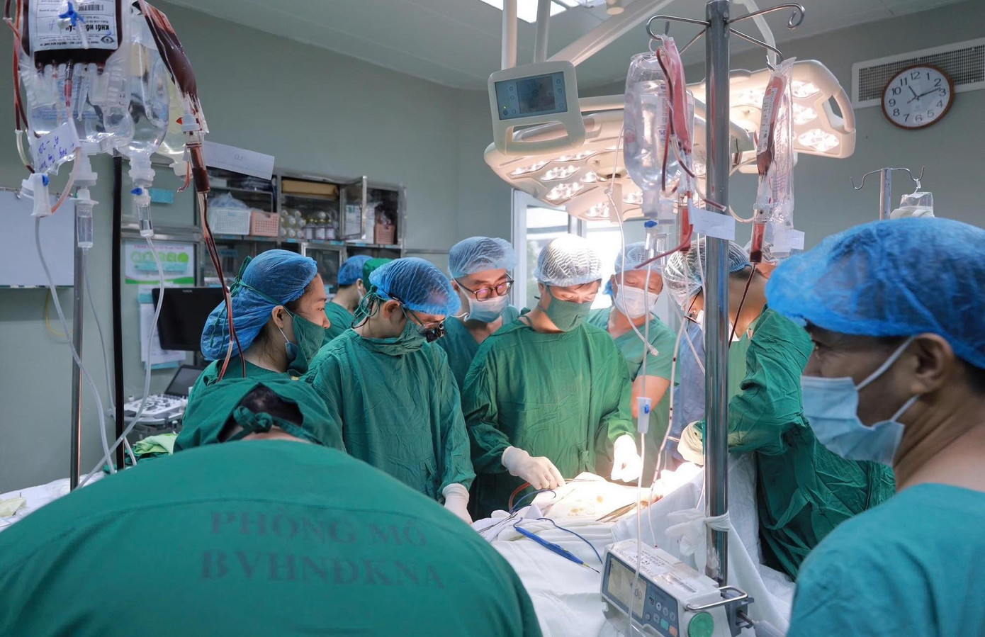 Bác sĩ tiến hành phẫu thuật cho các nạn nhân trong vụ việc . 569377931-122253674330193620-6261437905145918988-n.jpg