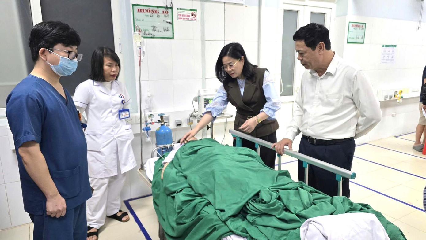 Giám đốc Sở Y tế Nghệ An Lê Thị Hoài Chung và Phó Giám đốc Sở Y tế Trần Minh Tuệ đến thăm hỏi, chỉ đạo công tác cấp cứu, điều trị cho các nạn nhân. 571191657-122253669326193620-3709036772610059021-n.jpg