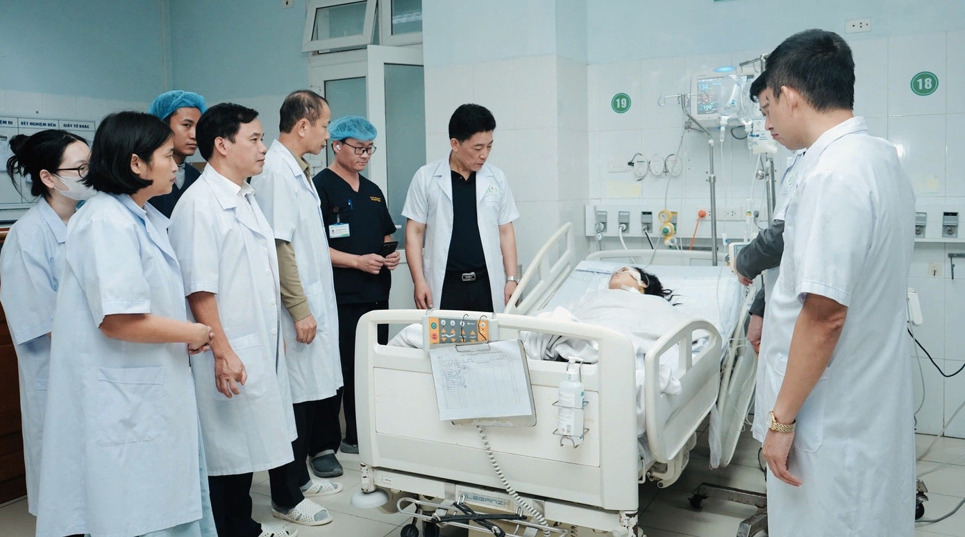 Giám đốc Bệnh viện Sản Nhi Nghệ An Tăng Xuân Hải thăm hỏi, động viên các nạn nhân trong vụ việc. 567717610-1240624814767685-5419268754960442400-n.jpg