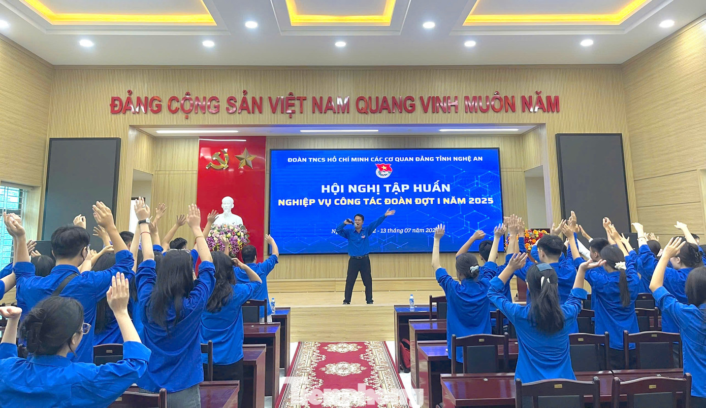Các đoàn viên thanh niên giải lao sau những giờ tập huấn nghiêm túc. tp-d1.jpg