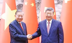 Tổng Bí thư, Chủ tịch nước Tô Lâm và Tổng Bí thư, Chủ tịch nước Trung Quốc Tập Cận Bình tại cuộc chứng kiến Lễ ký kết các văn kiện hợp tác giữa hai nước ngày 15/4 ở Bắc KinhẢnh: TTXVN