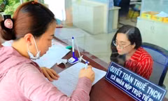 Người dân làm thủ tục quyết toán thuế TNCN tại cơ quan thuế (Ảnh minh họa) 