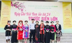  Nhà thơ Phan Thị Thanh Nhàn (mặc áo dài, đứng giữa) dự Ngày thơ Việt Nam lần thứ 24 tại Tuyên Quang