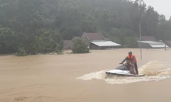 Chiếc jetski của nhóm anh Hà đưa người dân Hòa Xuân ra khỏi vùng lũ