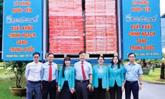 Công ty CP Nước giải khát Yến sào Khánh Hòa đã xuất khẩu chính ngạch lô hàng đầu tiên nước yến Sanvinest sang Trung Quốc vào ngày 16/10/2023