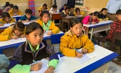 Học sinh Trường Phổ thông dân tộc bán trú Tiểu học và THCS Mồ Dề (Lào Cai) trong một tiết học tiếng AnhẢnh: NGHIÊM HUÊ 