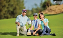 Niềm vui vỡ òa của Lê Chúc An bên bố mẹ sau ngôi vô địch Golf Quốc gia 2025 Ảnh: VGA