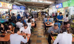 Khách hàng dùng bữa trưa tại trung tâm ẩm thực đường phố ABC Brickworks ở Singapore ngày 29/8/2018Ảnh: The Straits Times