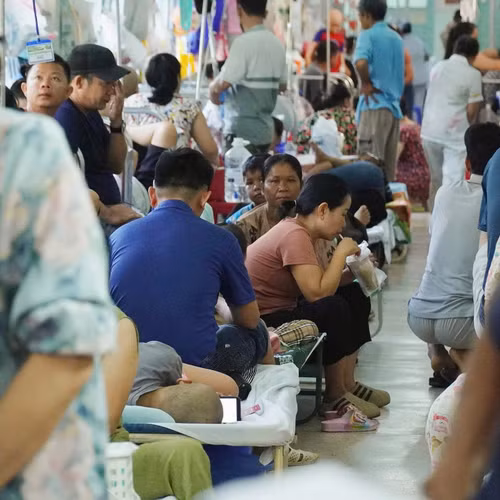 Bán nhà, xin cơm từ thiện chữa trị ung thư cho con