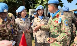 Chiến sĩ 'mũ nồi xanh' mang bất ngờ thú vị cho bạn bè quốc tế