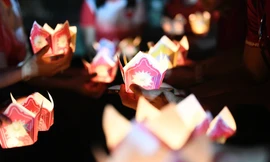 Người chèo đò trên dòng sông Thạch Hãn