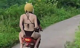 Khách Tây mặc bikini đi xe máy trên đường ở Tuyên Quang gây tranh cãi