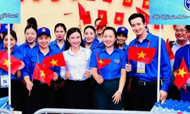 Bí thư Trung ương Đoàn động viên, tặng quà thanh niên tình nguyện phục vụ A80