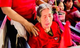 Hành trình đặc biệt của cụ bà gần 100 tuổi về Hà Nội xem diễu binh 