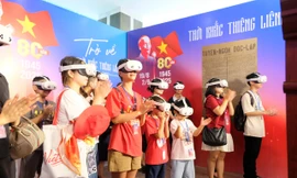 Giới trẻ xếp hàng cả ngày để được 'trở về thời khắc thiêng liêng'